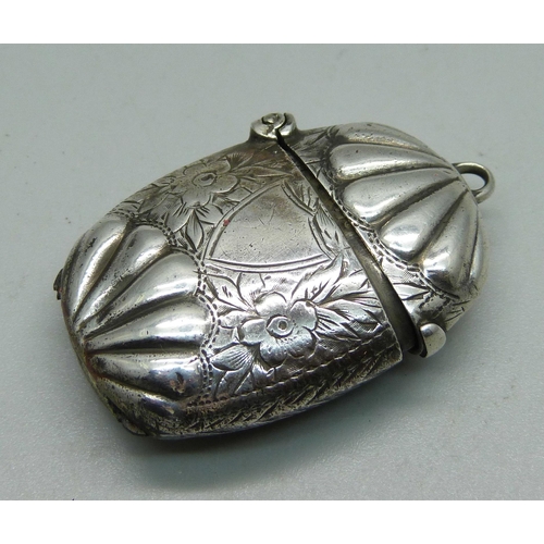 834 - A silver vesta, Chester 1903, 18g