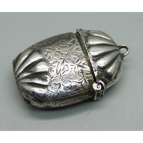 834 - A silver vesta, Chester 1903, 18g