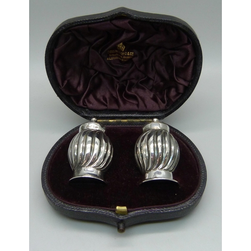 837 - A cased pair of silver pepper pots, Sheffield 1891, 22g