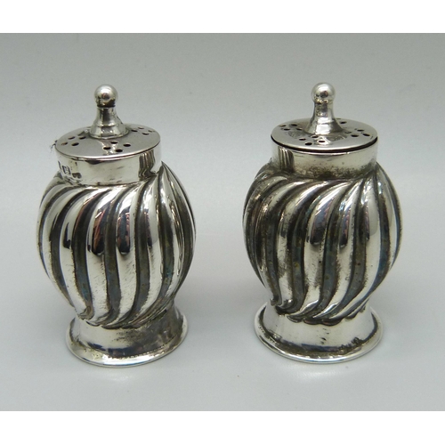 837 - A cased pair of silver pepper pots, Sheffield 1891, 22g