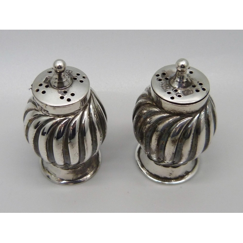 837 - A cased pair of silver pepper pots, Sheffield 1891, 22g