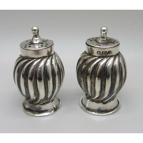 837 - A cased pair of silver pepper pots, Sheffield 1891, 22g