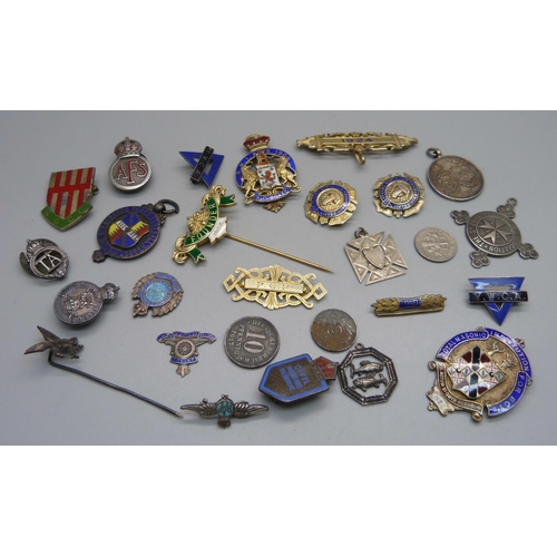 849 - Sterling silver pin badges, fobs, etc., 162g