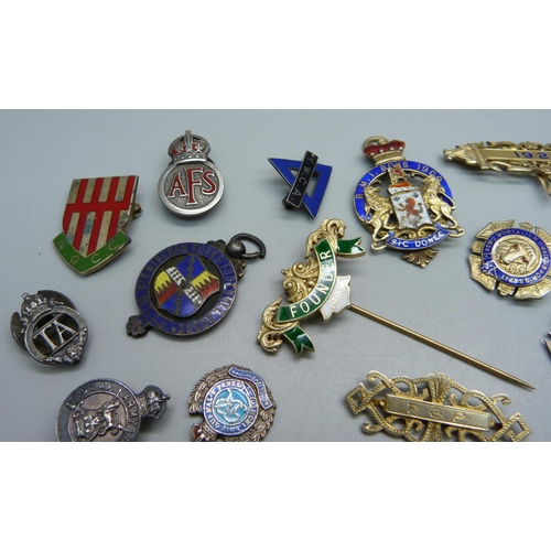 849 - Sterling silver pin badges, fobs, etc., 162g