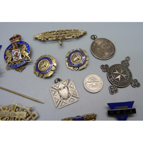 849 - Sterling silver pin badges, fobs, etc., 162g