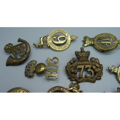 852 - Victorian British Army cap badges