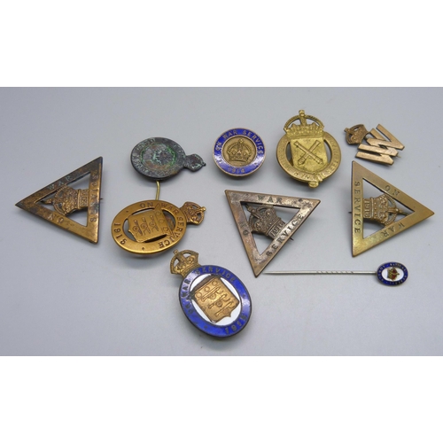 853 - WWI British War Service badges