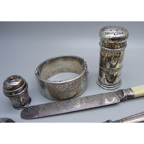 859 - A collection of silver items including silver bangle, weighable silver 129g and some silver plate