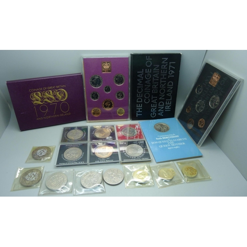 861 - Commemorative British coinage including two Queen Elizabeth II £5 coins, 1970 and 1971 proof sets, e... 