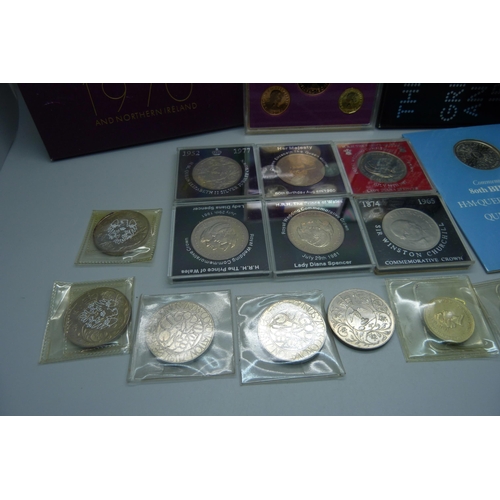 861 - Commemorative British coinage including two Queen Elizabeth II £5 coins, 1970 and 1971 proof sets, e... 