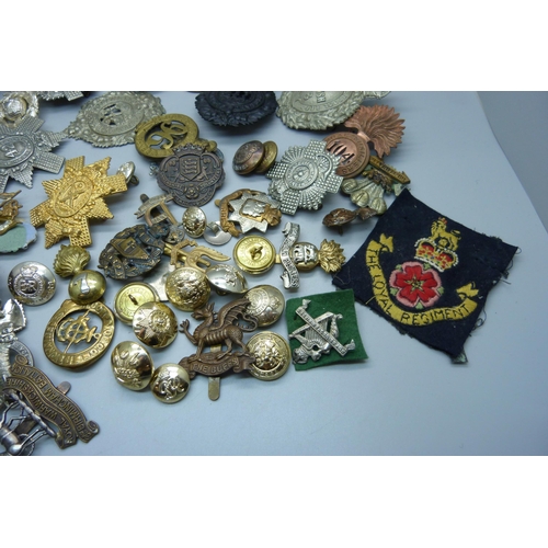 862 - A collection of British Army uniform cap badges and buttons