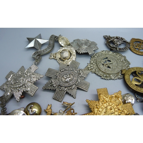 862 - A collection of British Army uniform cap badges and buttons