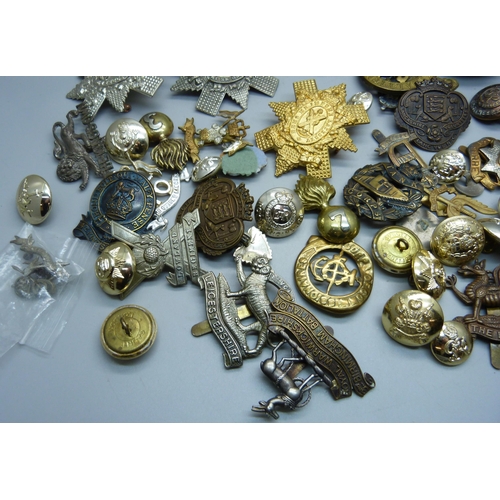 862 - A collection of British Army uniform cap badges and buttons