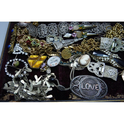 872 - Vintage costume jewellery