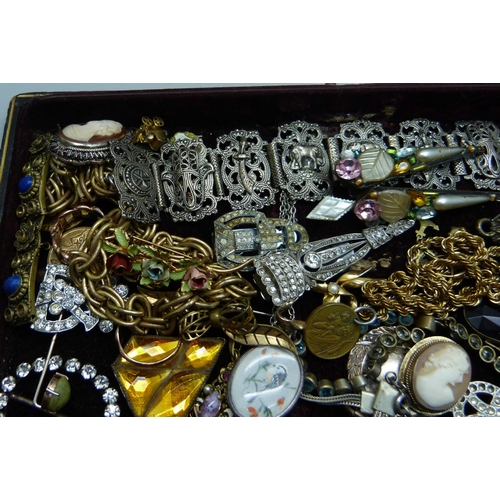 872 - Vintage costume jewellery