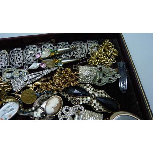 872 - Vintage costume jewellery