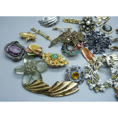 876 - Thirty costume brooches