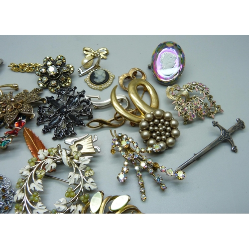 876 - Thirty costume brooches