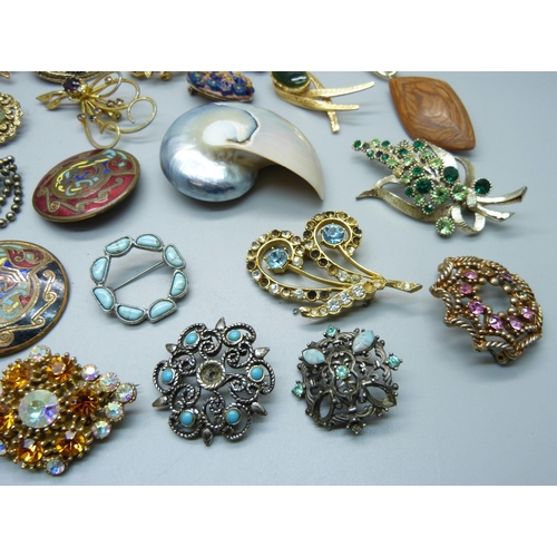 881 - Thirty costume brooches