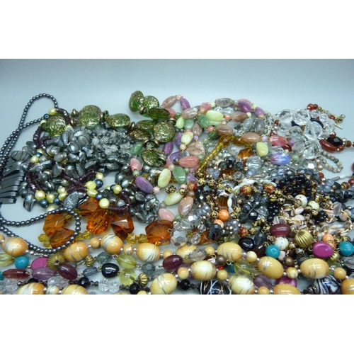 883 - Assorted bead necklets