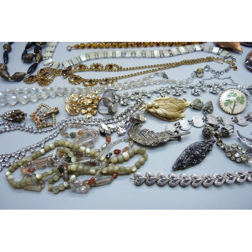 889 - Vintage costume jewllery, bead neckalces, paste set necklet, brooches and other jewellery