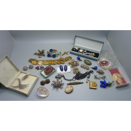 894 - Vintage costume jewellery