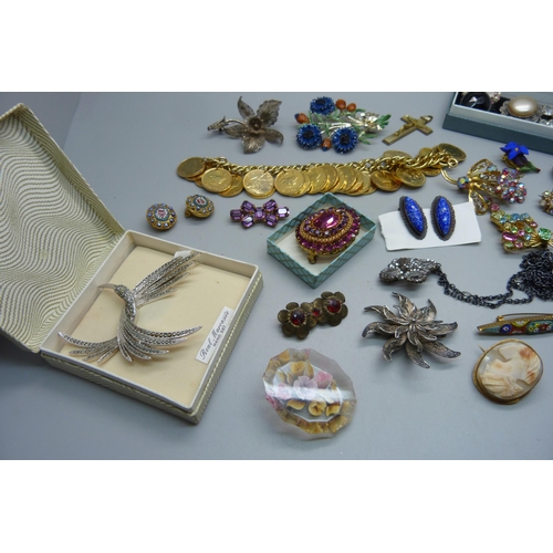 894 - Vintage costume jewellery