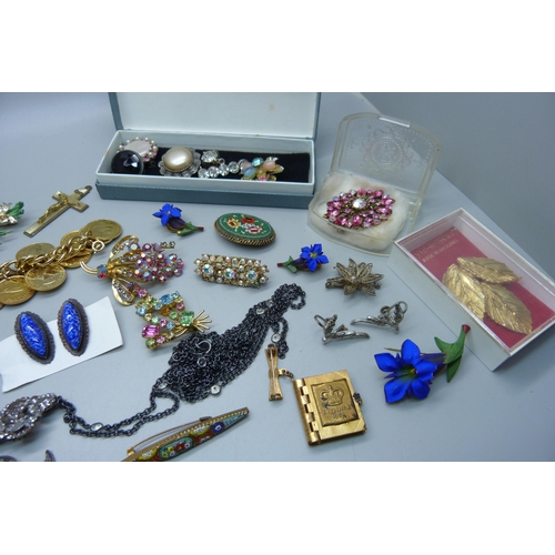 894 - Vintage costume jewellery