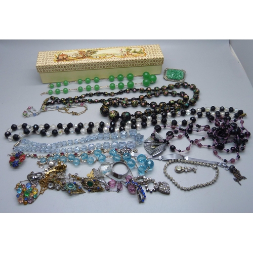 895 - Vintage costume jewellery including Bohemian