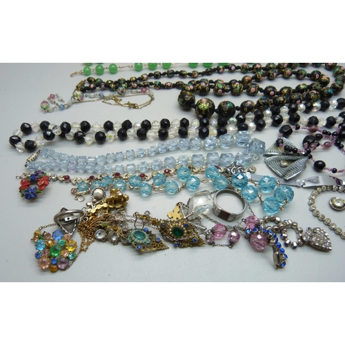 895 - Vintage costume jewellery including Bohemian