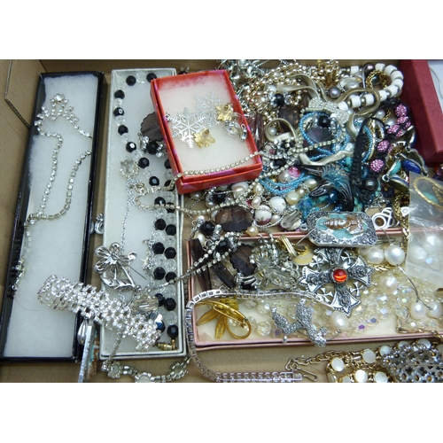 897 - A box of costume jewellery