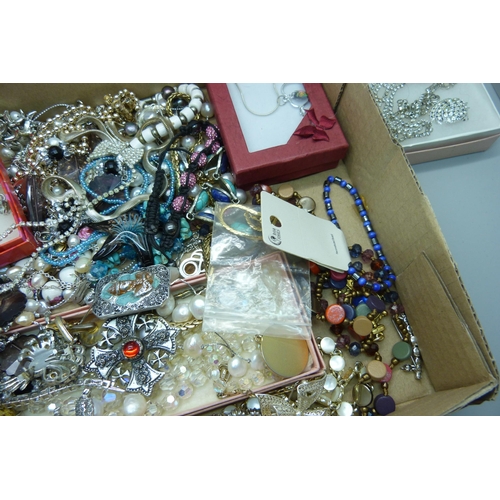 897 - A box of costume jewellery