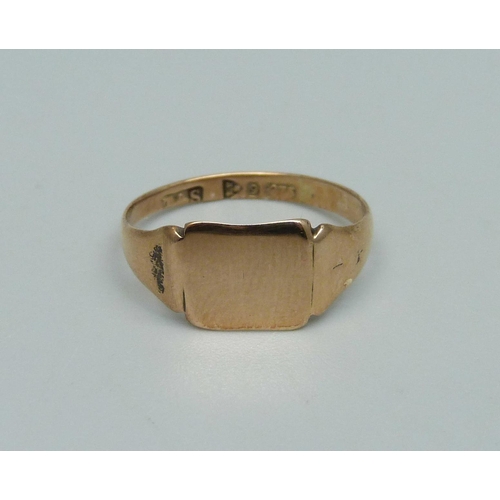 920 - A 9ct gold signet ring, 1.4g, K