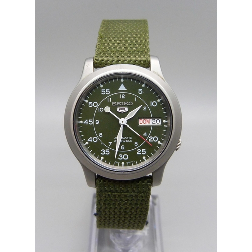 925 - A Seiko 5 day/date automatic wristwatch, 7526 02-10 model, green dial, exhibition case back, green f... 