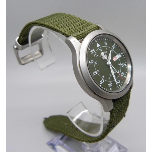 925 - A Seiko 5 day/date automatic wristwatch, 7526 02-10 model, green dial, exhibition case back, green f... 