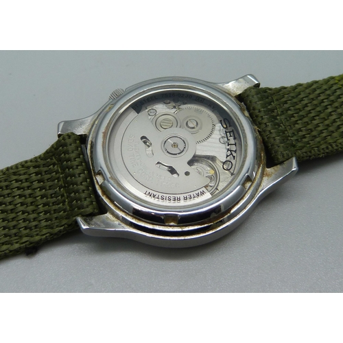 925 - A Seiko 5 day/date automatic wristwatch, 7526 02-10 model, green dial, exhibition case back, green f... 