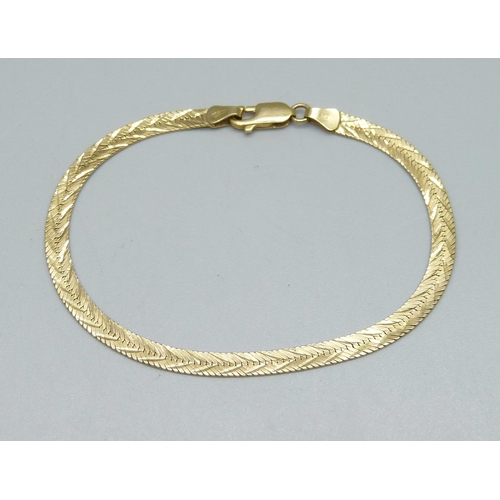 933 - An Italian 14k gold bracelet, 4g