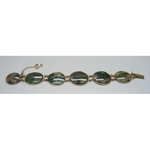 935 - A moss agate and yellow metal set bracelet