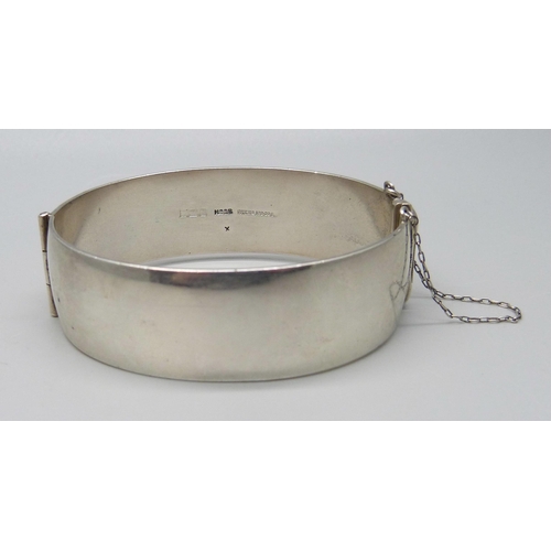 939 - A silver bangle, 58g