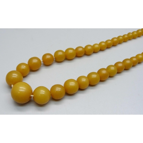 950 - A bead necklet