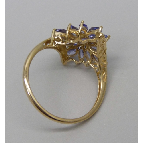 951 - A 9ct gold and tanzanite cluster ring, 3g, T