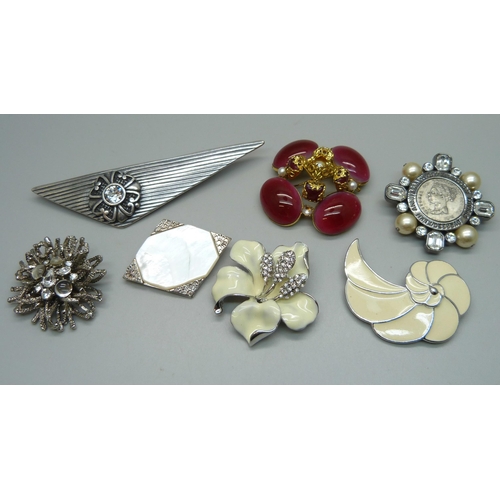 978 - Designer costume brooches including Trifari, Miglio, Dyrberg Kern, etc.