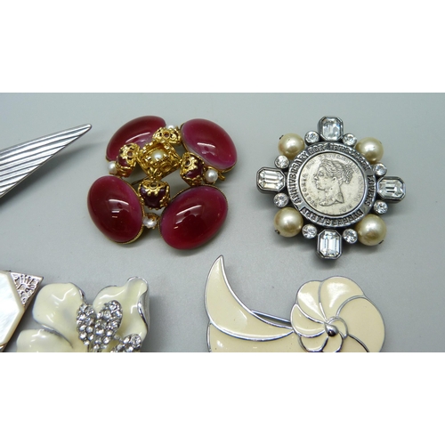 978 - Designer costume brooches including Trifari, Miglio, Dyrberg Kern, etc.