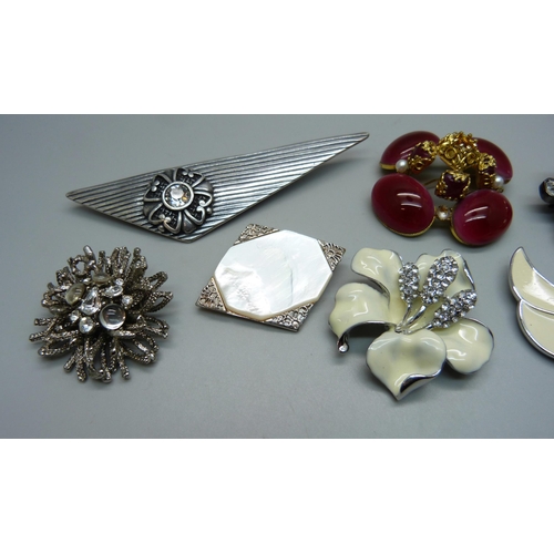 978 - Designer costume brooches including Trifari, Miglio, Dyrberg Kern, etc.