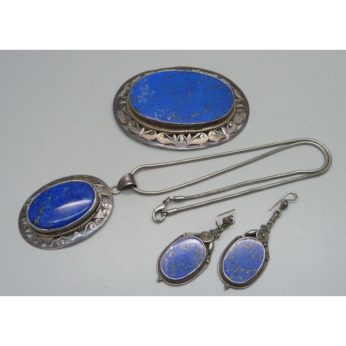 981 - A lapis lazuli and silver jewellery suite; a brooch, pendant and earrings, boxed