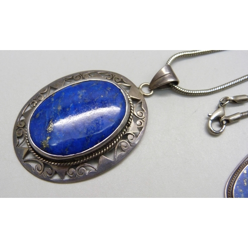 981 - A lapis lazuli and silver jewellery suite; a brooch, pendant and earrings, boxed