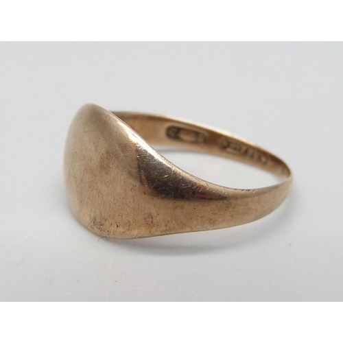 991 - A 9ct gold ring, 2.8g, L