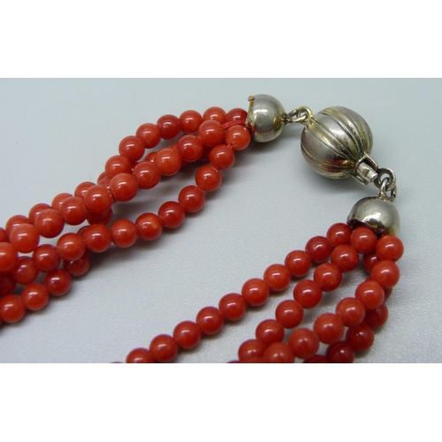 994 - A coral necklace