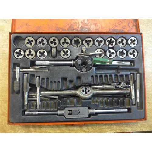 2042 - A Draper tap and die set