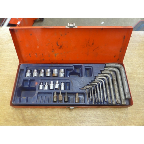 2047 - A Torx socket set